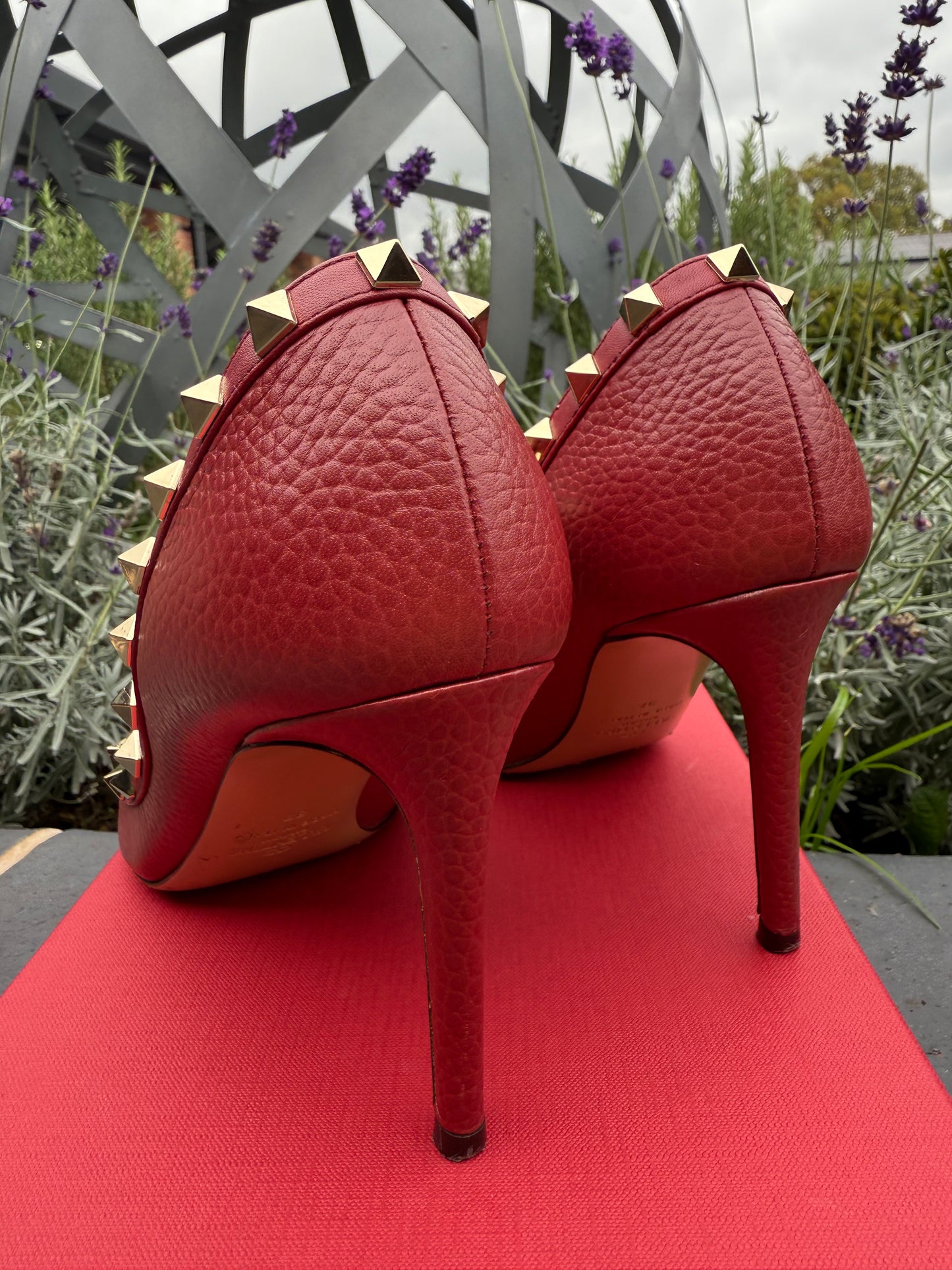 Valentino Garavani Rockstud Pumps – UK 4 / EU 37