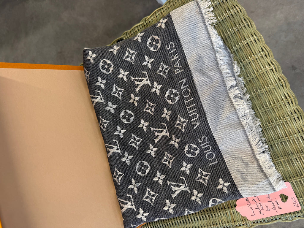 Louis Vuitton Scarf with box
