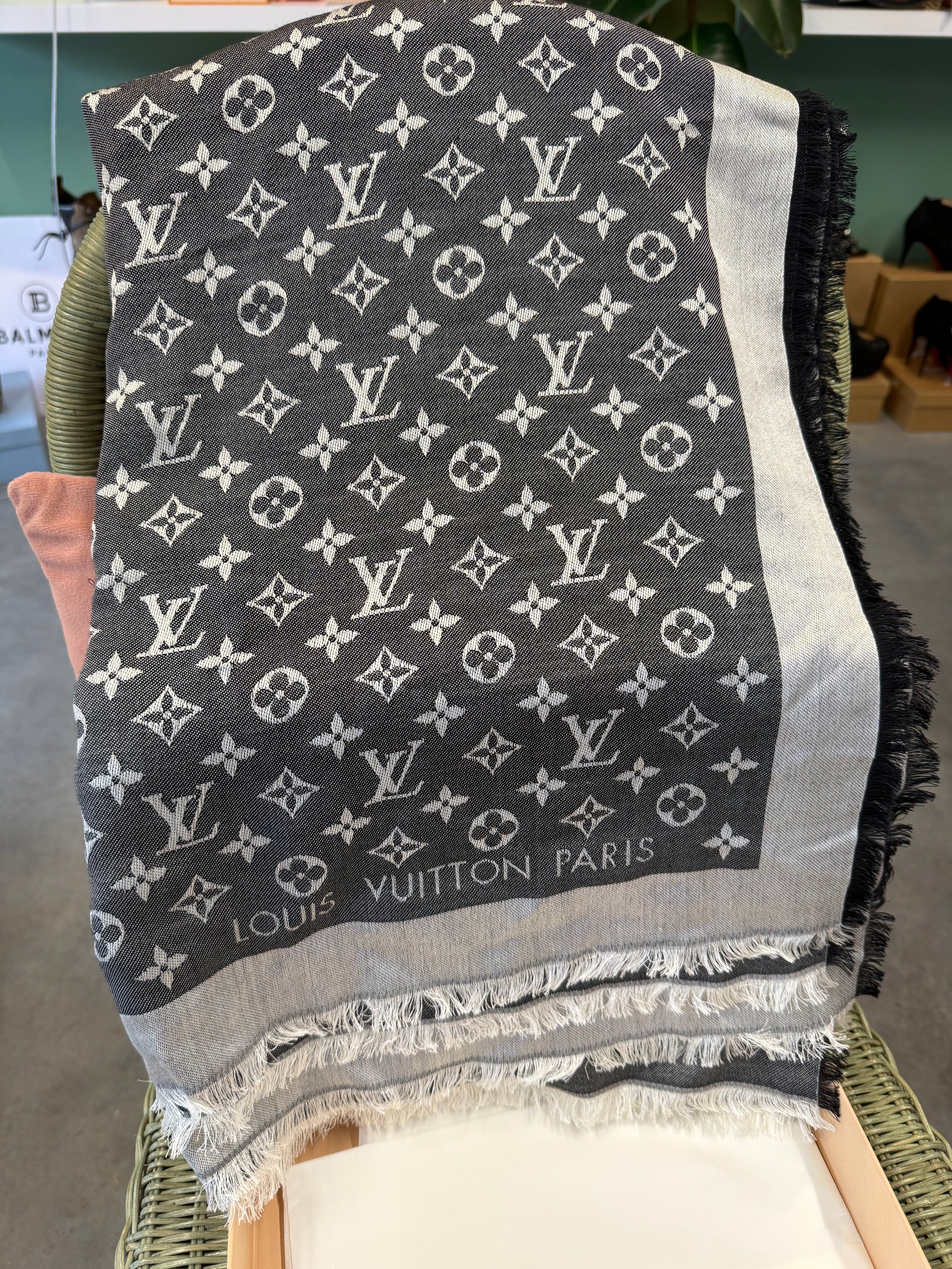 Louis Vuitton Scarf with box