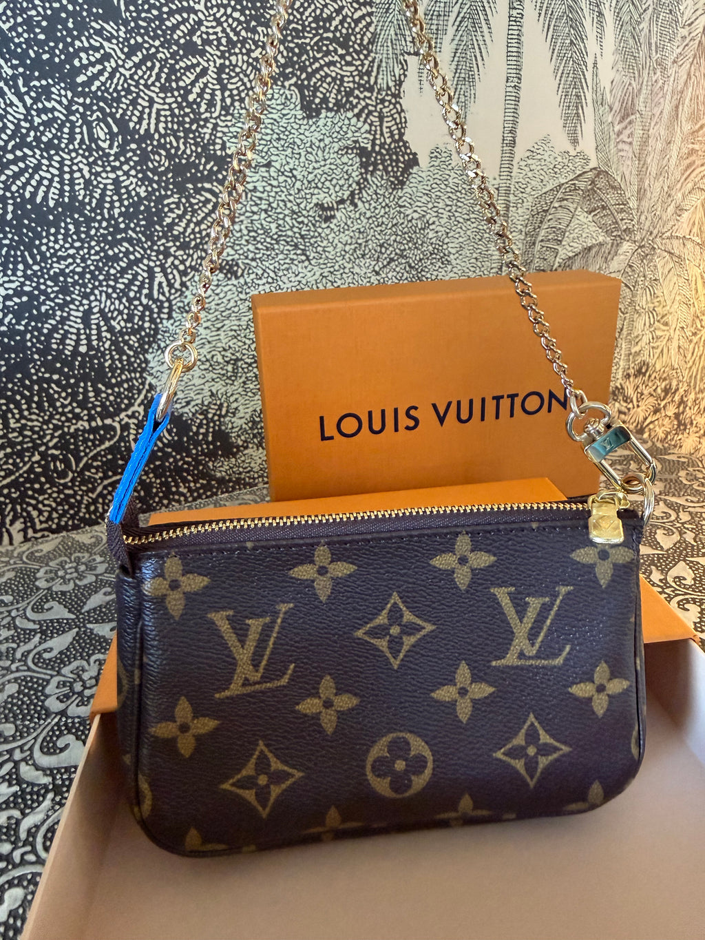 Louis Vuitton - Christmas Animation Vivienne Gondola
