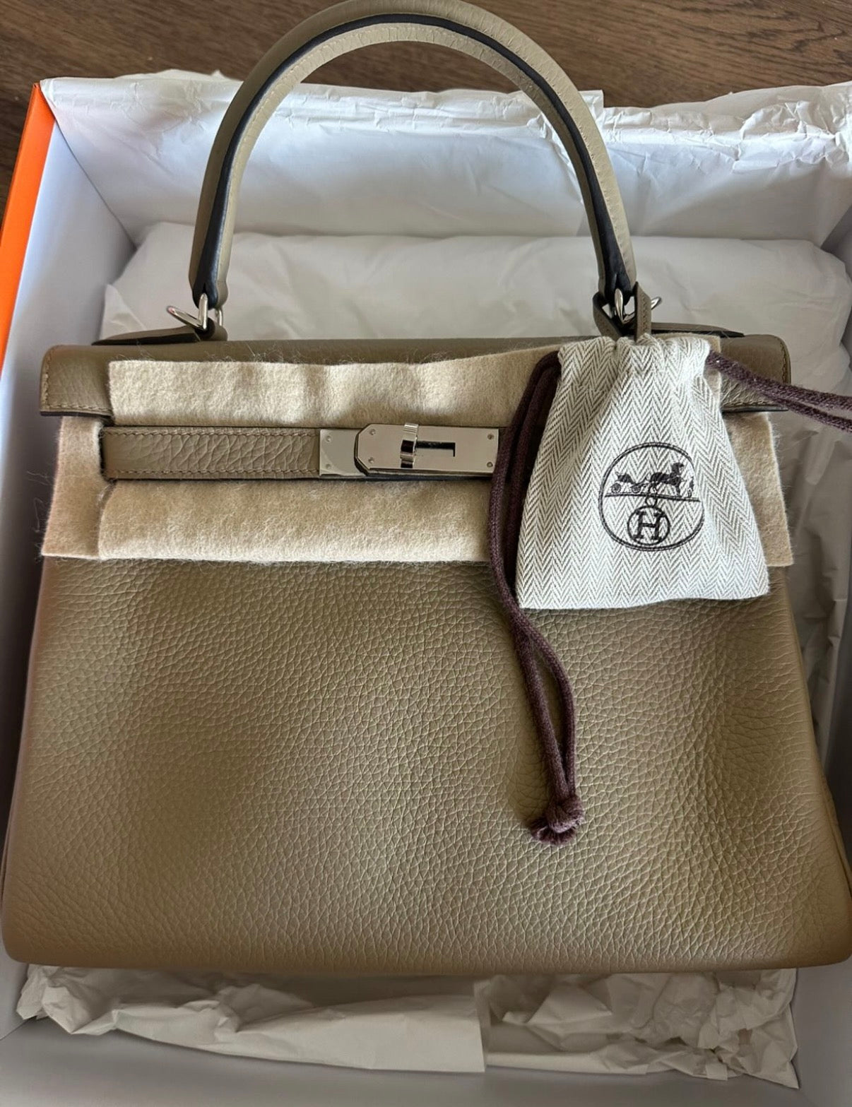 Hermès Kelly 28 Top Handle Bag – Beige Marfa