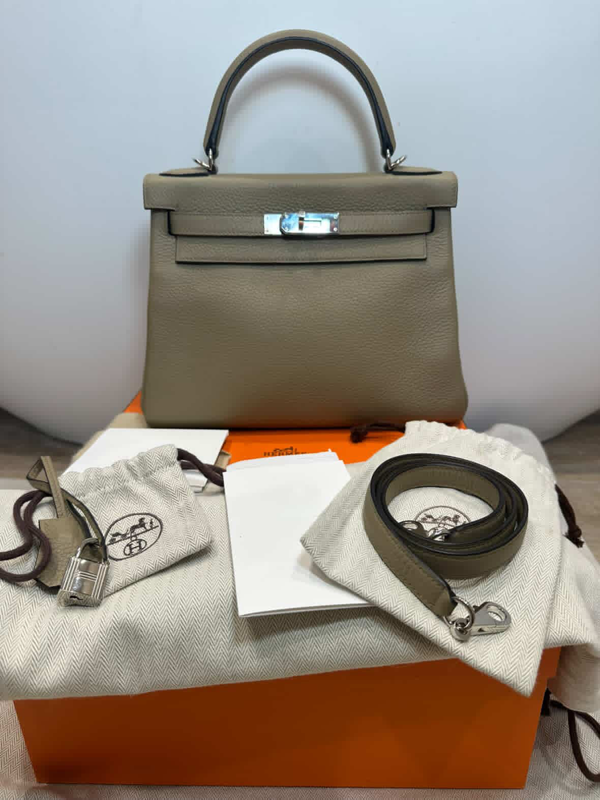 Hermès Kelly 28 Top Handle Bag – Beige Marfa