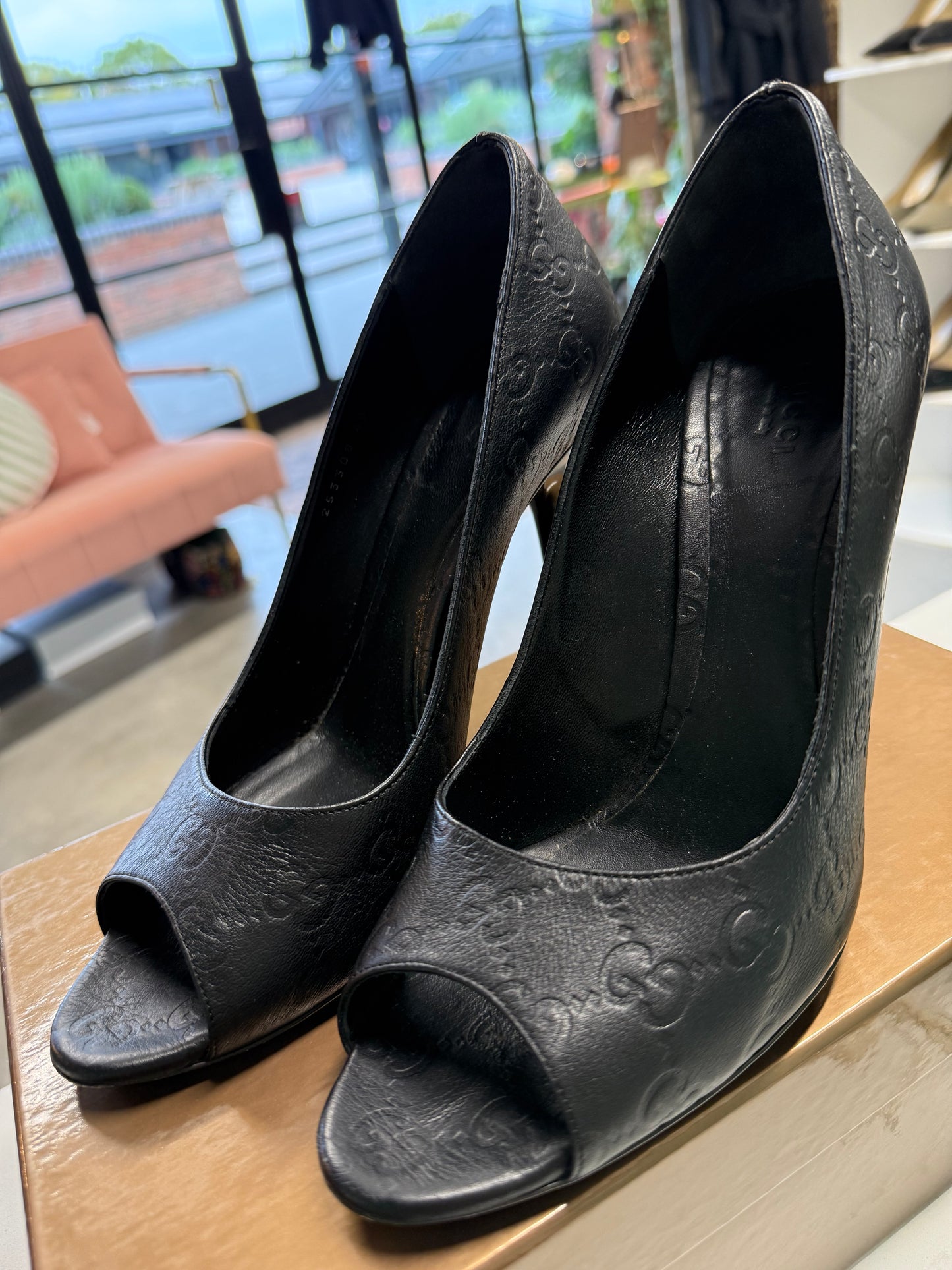 Gucci Black Guccissima Leather Peep-Toe Heels – UK 40