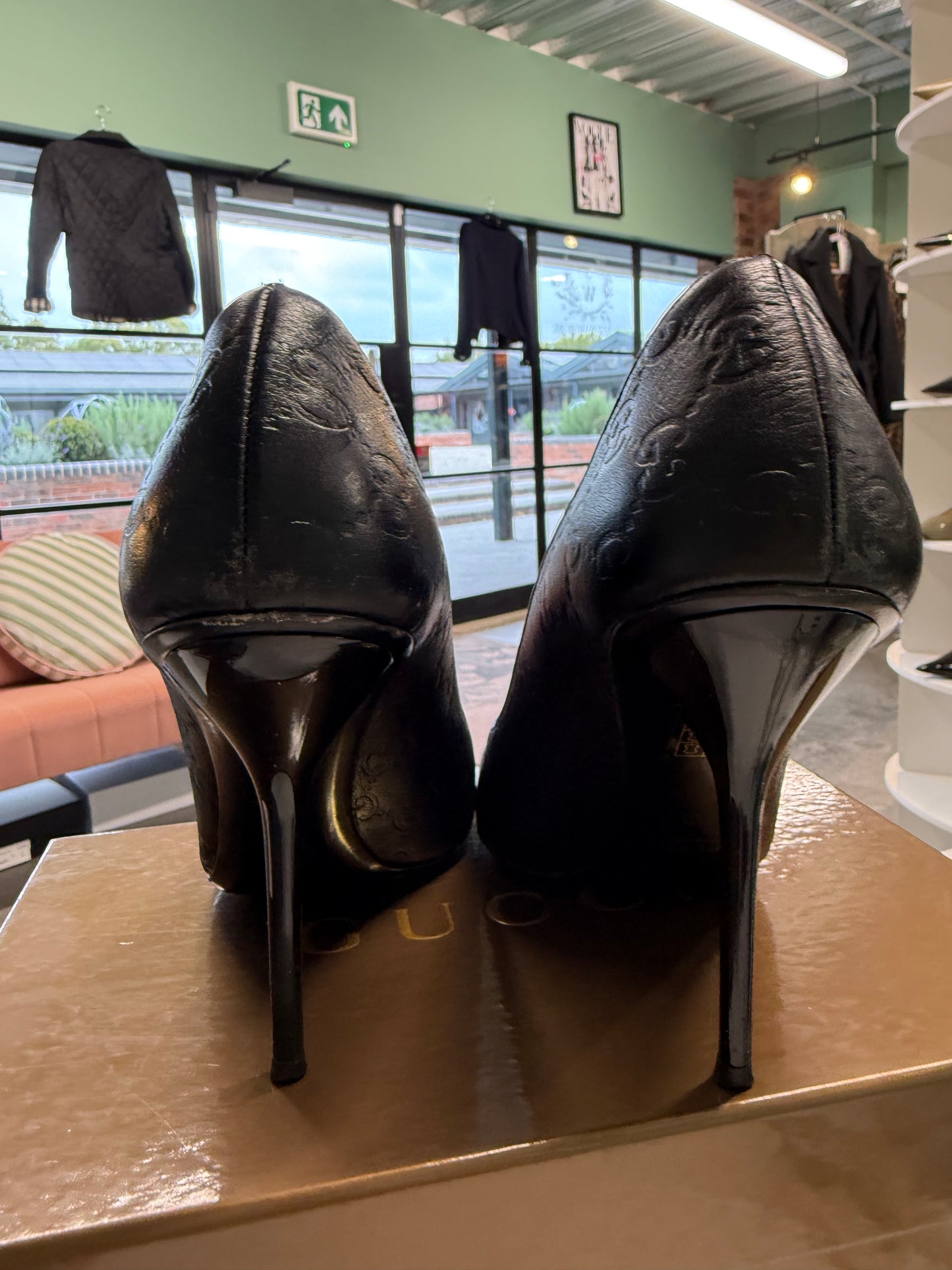 Gucci Black Guccissima Leather Peep-Toe Heels – UK 40