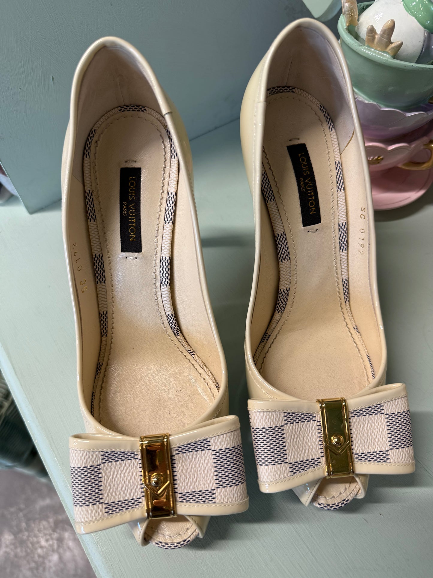 Louis Vuitton Peep-Toe Bow Heels – Cream Patent with Damier Detail | UK 36