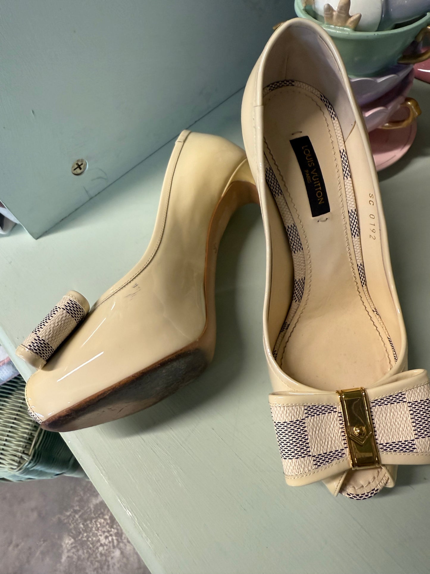 Louis Vuitton Peep-Toe Bow Heels – Cream Patent with Damier Detail | UK 36
